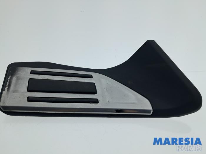 Begagnade Matta Peugeot 3008 II (M4/MC/MJ/MR) 1.6 16V HYbrid 225 Pris € 19,99 Marginaltabell erbjuds av Maresia Parts