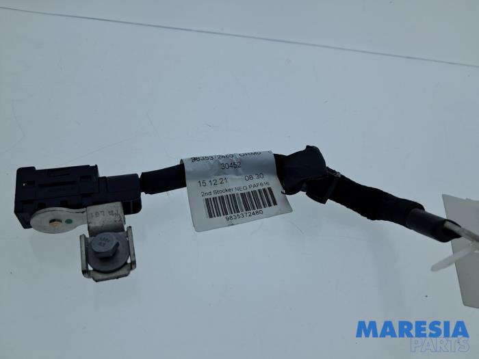 Używane Biegun akumulator Peugeot 3008 II (M4/MC/MJ/MR) 1.6 16V HYbrid 225 Cena € 19,99 Procedura marży oferowane przez Maresia Parts
