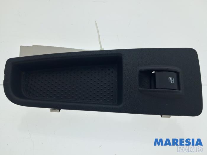 Usados Interruptor de ventanilla eléctrica Lancia Delta (844) 1.4 T-Jet 16V 120 Precio € 44,95 Norma de margen ofrecido por Maresia Parts