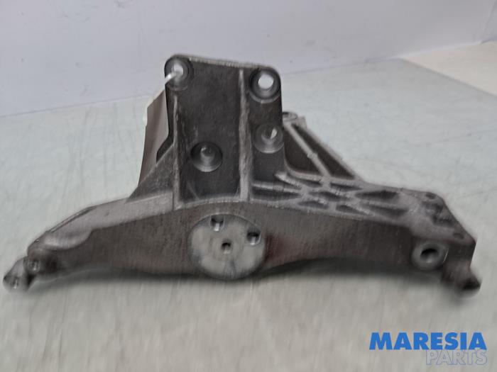 Usagé Support dynamo haut Fiat 500 (312) 1.2 Prix € 49,95 Règlement à la marge proposé par Maresia Parts