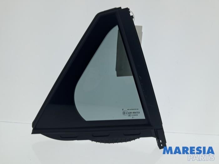 Usados Ventanilla triangular derecha detrás Peugeot 2008 (UD/UK/UR/US/UX) 1.2 VTi 12V PureTech 100 Precio € 50,00 Norma de margen ofrecido por Maresia Parts