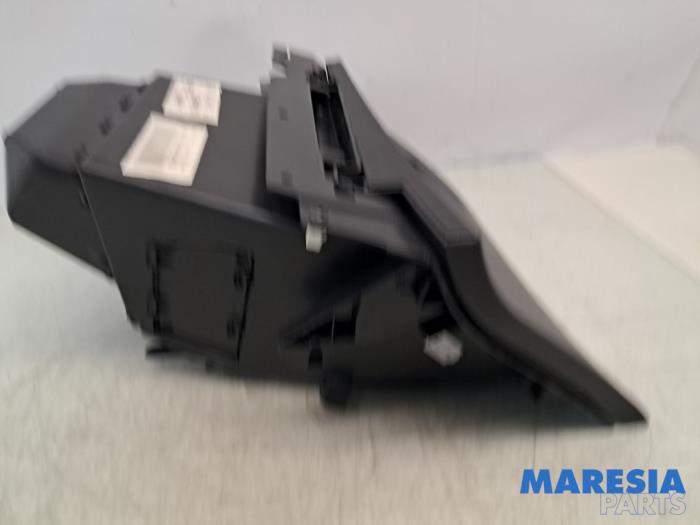 Begagnade Handskfack Peugeot 2008 (UD/UK/UR/US/UX) 1.2 VTi 12V PureTech 100 Pris € 100,00 Marginaltabell erbjuds av Maresia Parts
