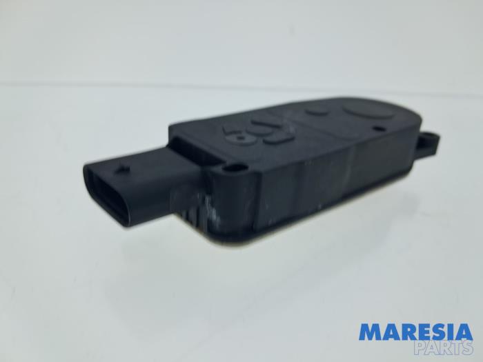 Begagnade Lufttratt Peugeot 2008 (UD/UK/UR/US/UX) 1.2 VTi 12V PureTech 100 Pris € 74,95 Marginaltabell erbjuds av Maresia Parts