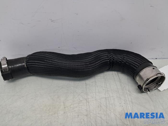 Gebrauchte Intercooler Schlauch Peugeot 3008 II (M4/MC/MJ/MR) 1.6 16V HYbrid 225 Preis € 25,00 Margenregelung angeboten von Maresia Parts