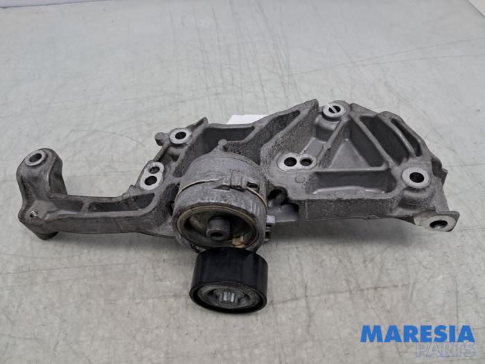 Usagé Support dynamo haut Peugeot 2008 (UD/UK/UR/US/UX) 1.2 VTi 12V PureTech 100 Prix € 29,95 Règlement à la marge proposé par Maresia Parts