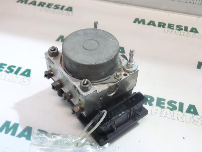 Używane Pompa ABS Fiat Bravo (198A) 1.6 JTD Multijet 105 Cena € 105,00 Procedura marży oferowane przez Maresia Parts