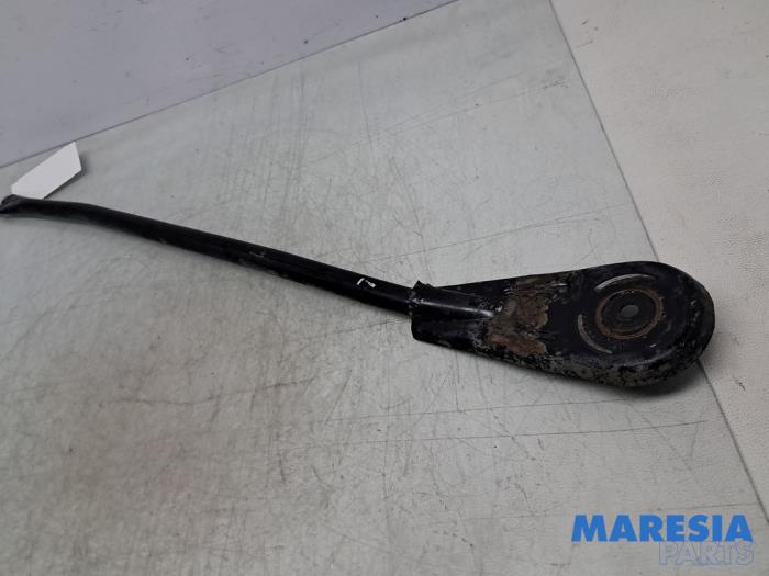 Używane Stabilizator przód Renault Trafic (1FL/2FL/3FL/4FL) 1.6 dCi 95 Cena € 41,75 Z VAT oferowane przez Maresia Parts
