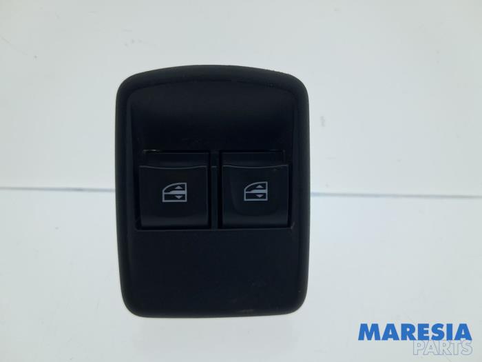 Usados Interruptor de ventanilla eléctrica Renault Trafic (1FL/2FL/3FL/4FL) 1.6 dCi 95 Precio € 18,09 IVA incluido ofrecido por Maresia Parts