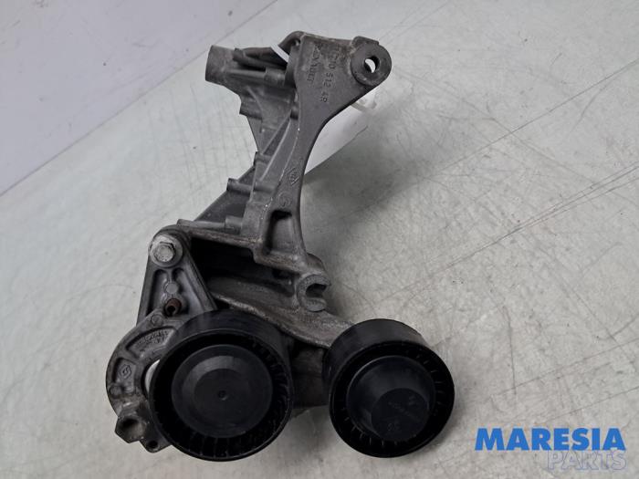 Usagé Support dynamo haut Renault Trafic (1FL/2FL/3FL/4FL) 1.6 dCi 95 Prix € 42,29 Prix TTC proposé par Maresia Parts