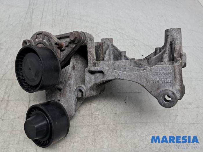 Usagé Support dynamo haut Renault Trafic (1FL/2FL/3FL/4FL) 1.6 dCi 95 Prix € 42,29 Prix TTC proposé par Maresia Parts