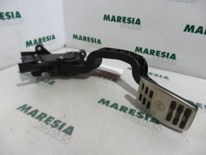 Gaspedalposition Sensor van een Fiat Bravo (198A) 1.6 JTD Multijet 105 2010