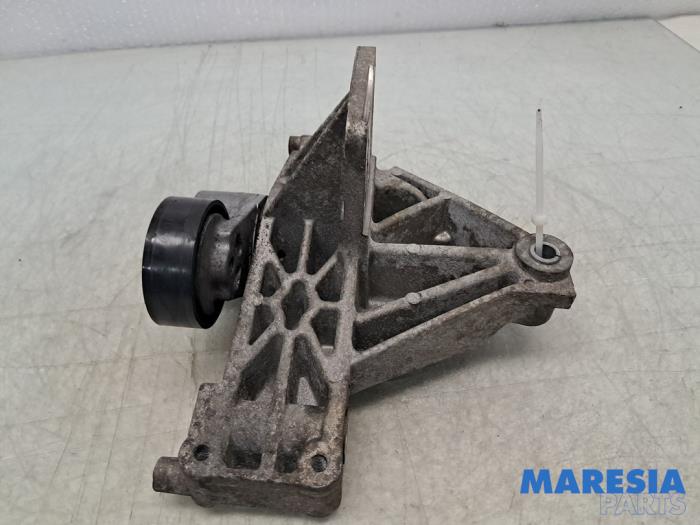 Support dynamo haut d'un Fiat Bravo (198A) 1.4 16V 2008