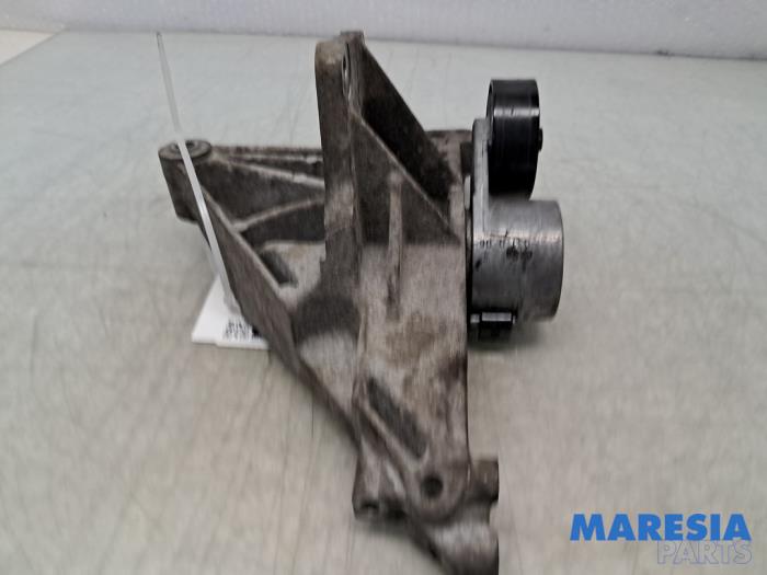 Support dynamo haut d'un Fiat Bravo (198A) 1.4 16V 2008