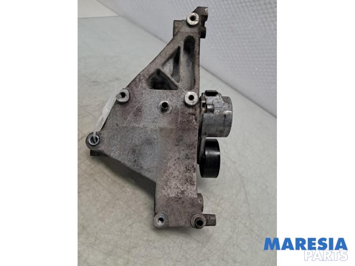Support dynamo haut d'un Fiat Bravo (198A) 1.4 16V 2008