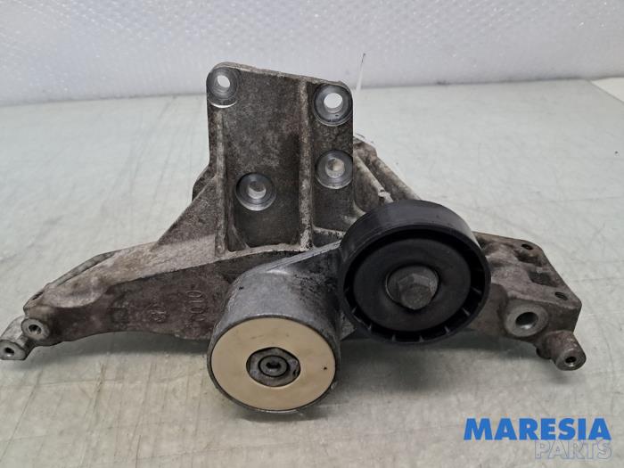Usagé Support dynamo haut Fiat Bravo (198A) 1.4 16V Prix € 49,95 Règlement à la marge proposé par Maresia Parts