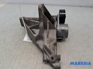 Support dynamo haut d'un Fiat Bravo (198A) 1.4 16V 2008