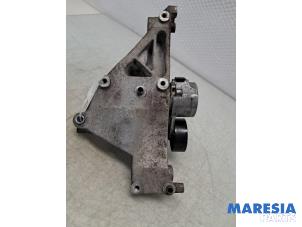Support dynamo haut d'un Fiat Bravo (198A) 1.4 16V 2008