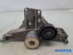 Support dynamo haut d'un Fiat Bravo (198A) 1.4 16V 2008