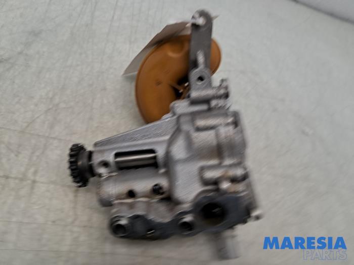 Używane Pompa oleju Renault Clio IV Estate/Grandtour (7R) 0.9 Energy TCE 90 12V Cena € 40,00 Procedura marży oferowane przez Maresia Parts