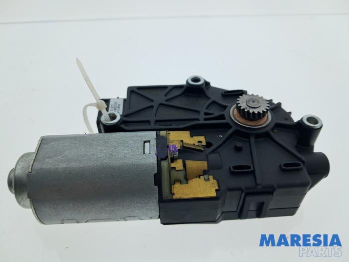 Używane Silnik szyberdachu Renault Scénic III (JZ) 1.5 dCi 110 Cena € 119,99 Procedura marży oferowane przez Maresia Parts