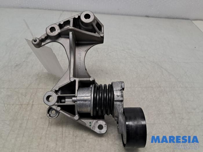 Usagé Support dynamo haut Renault Clio IV Estate/Grandtour (7R) 0.9 Energy TCE 90 12V Prix € 24,99 Règlement à la marge proposé par Maresia Parts