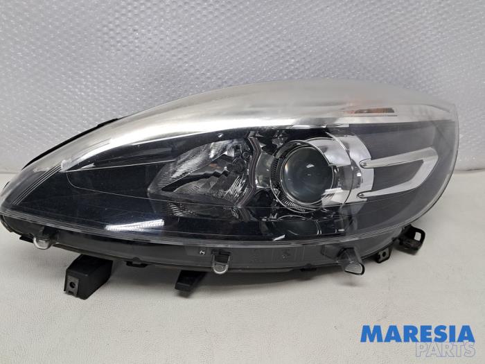 Używane Reflektor lewy Renault Scénic III (JZ) 1.5 dCi 110 Cena € 175,00 Procedura marży oferowane przez Maresia Parts