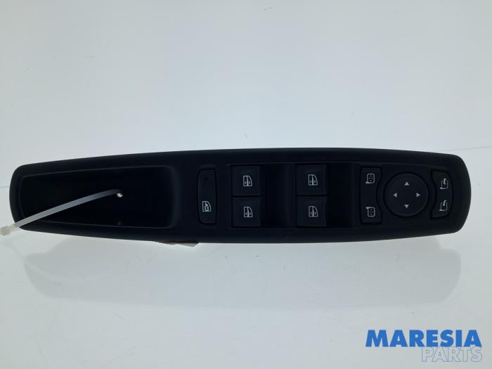 Usados Interruptor combinado de ventanillas Renault Scénic III (JZ) 1.5 dCi 110 Precio € 35,00 Norma de margen ofrecido por Maresia Parts