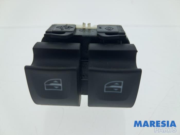 Usados Interruptor de ventanilla eléctrica Renault Trafic (1FL/2FL/3FL/4FL) 1.6 dCi 95 Precio € 18,09 IVA incluido ofrecido por Maresia Parts