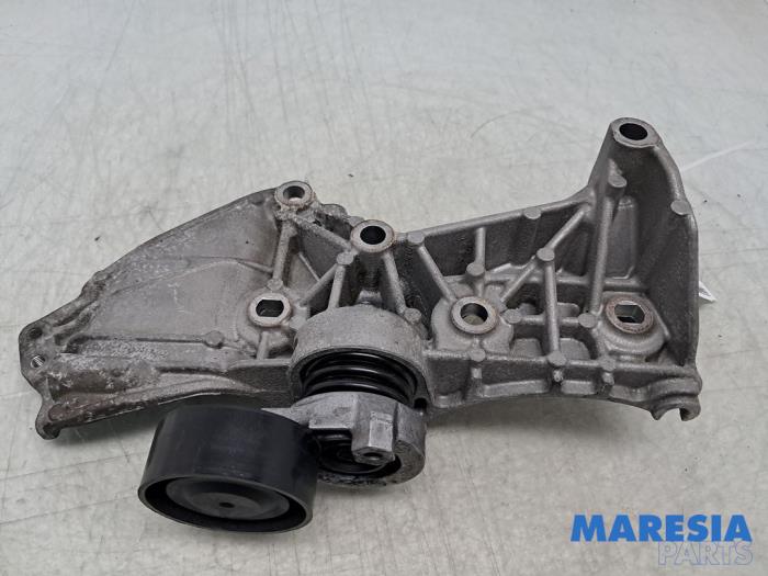 Usagé Support dynamo haut Renault Scénic III (JZ) 1.5 dCi 110 Prix € 25,00 Règlement à la marge proposé par Maresia Parts