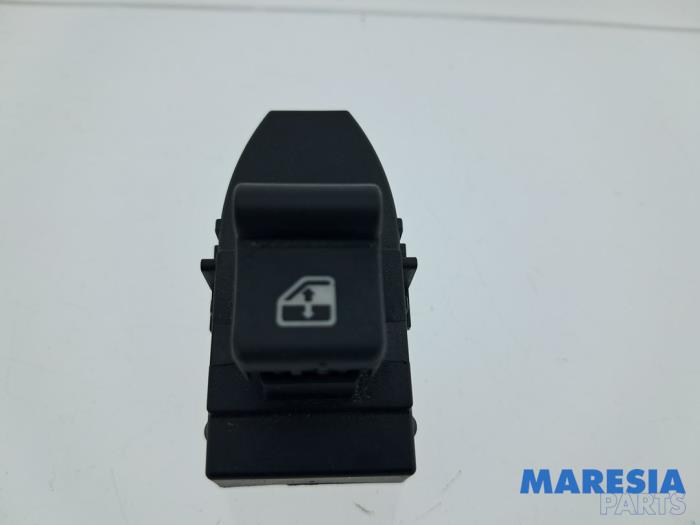 Usados Interruptor de ventanilla eléctrica Alfa Romeo 159 Sportwagon (939BX) 1.8 TBi 16V Precio € 15,00 Norma de margen ofrecido por Maresia Parts