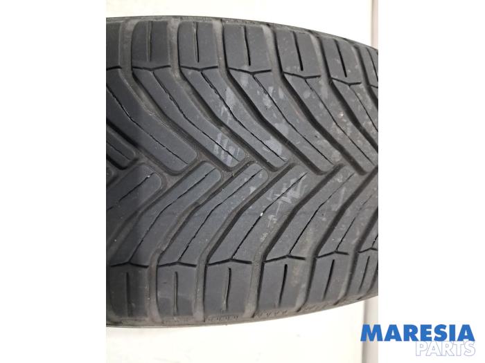 Używane Opona Renault Scénic II (JM) 1.6 16V Cena € 20,00 Procedura marży oferowane przez Maresia Parts