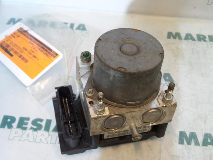 Używane Pompa ABS Renault Clio II (BB/CB) 1.6 16V Cena € 50,00 Procedura marży oferowane przez Maresia Parts