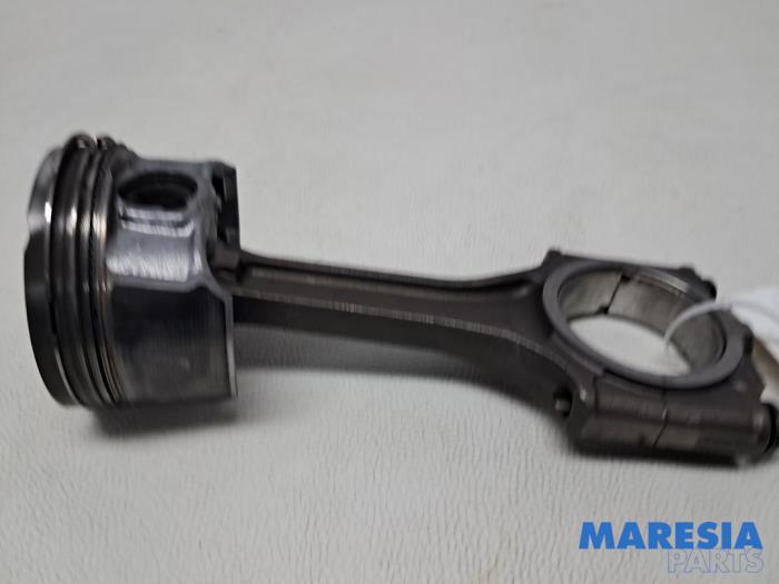 Używane Korbowód Alfa Romeo 159 Sportwagon (939BX) 1.8 TBi 16V Cena € 65,75 Procedura marży oferowane przez Maresia Parts