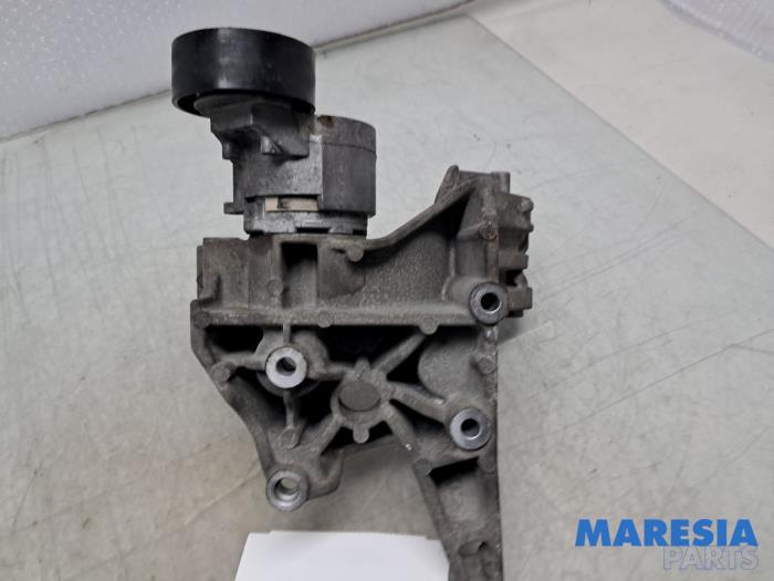 Usagé Support dynamo haut Alfa Romeo 159 Sportwagon (939BX) 1.8 TBi 16V Prix € 34,99 Règlement à la marge proposé par Maresia Parts