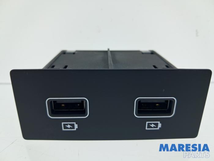 Usados Módulo USB Renault Trafic (1FL/2FL/3FL/4FL) 2.0 dCi 16V 170 Precio € 36,24 IVA incluido ofrecido por Maresia Parts
