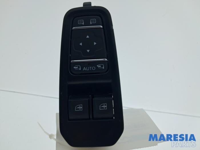 Używane Przelacznik combi okienny Renault Trafic (1FL/2FL/3FL/4FL) 2.0 dCi 16V 170 Cena € 36,29 Z VAT oferowane przez Maresia Parts