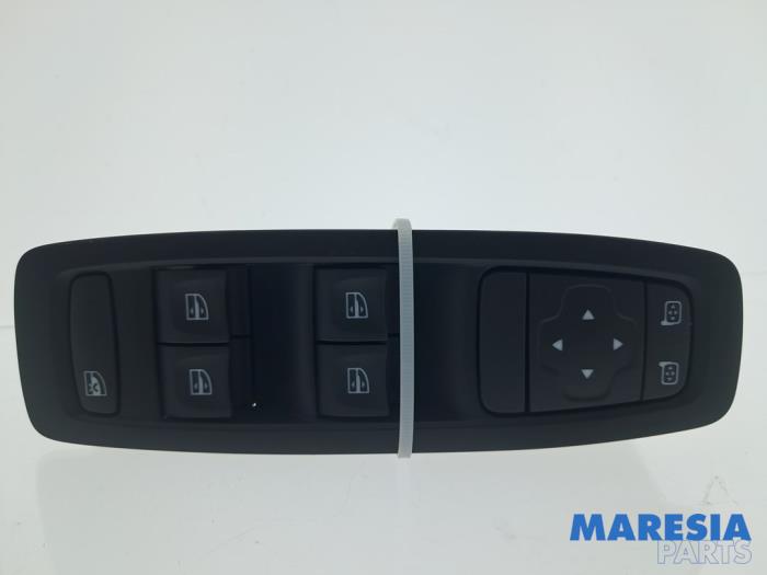 Używane Przelacznik combi okienny Renault Megane IV Estate (RFBK) 1.3 TCE 140 16V Cena € 54,99 Procedura marży oferowane przez Maresia Parts