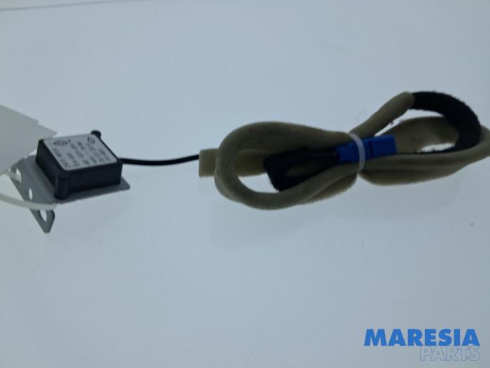 Używane Antena GPS Renault Megane IV Estate (RFBK) 1.3 TCE 140 16V Cena € 15,00 Procedura marży oferowane przez Maresia Parts