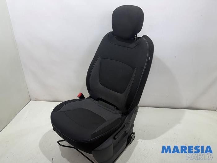 Używane Fotel lewy Renault Captur I (2R) 1.2 TCE 16V EDC Cena € 135,00 Procedura marży oferowane przez Maresia Parts
