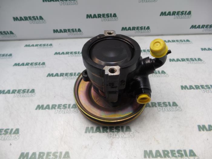 Power steering pump from a Fiat Doblo (223A/119) 1.6 16V 2003