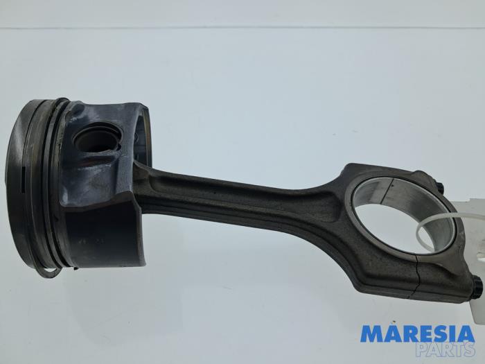Używane Korbowód Citroen DS3 (SA) 1.6 16V VTS THP 155 Cena € 34,99 Procedura marży oferowane przez Maresia Parts