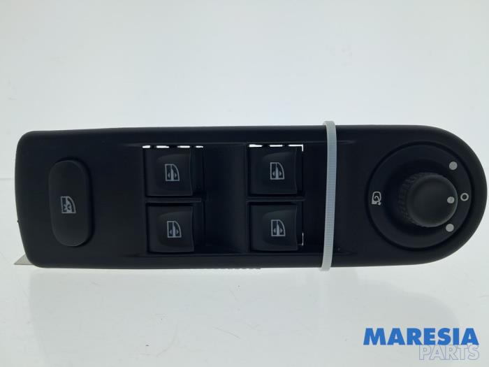 Używane Przelacznik combi okienny Renault Captur I (2R) 1.2 TCE 16V EDC Cena € 34,99 Procedura marży oferowane przez Maresia Parts