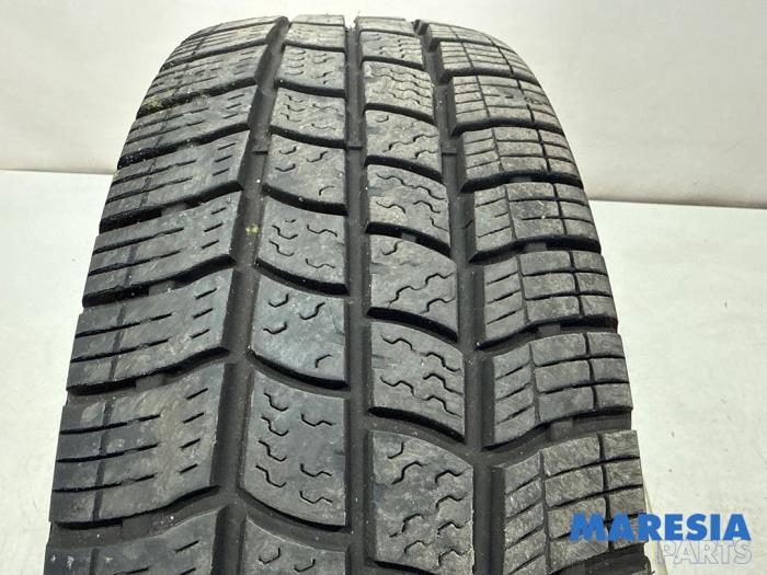 Używane Opona Citroen Jumpy 1.5 Blue HDi 100 Cena € 42,35 Z VAT oferowane przez Maresia Parts
