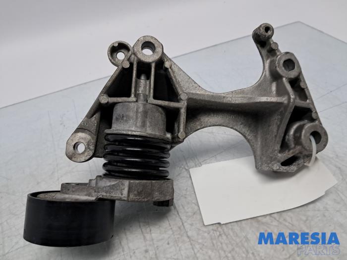 Usagé Support dynamo haut Renault Clio IV Estate/Grandtour (7R) 0.9 Energy TCE 90 12V Prix € 24,99 Règlement à la marge proposé par Maresia Parts