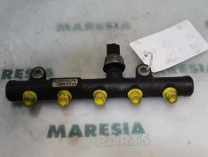Used Fuel injector nozzle Peugeot 407 SW (6E) 2.0 HDiF 16V Price € 105,00 Margin scheme offered by Maresia Parts