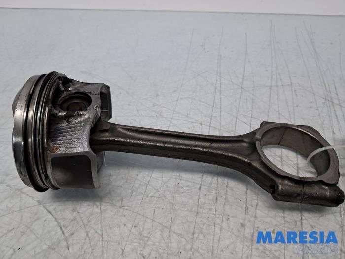 Używane Korbowód Peugeot 308 (L3/L8/LB/LH/LP) 1.2 12V e-THP PureTech 130 Cena € 49,99 Procedura marży oferowane przez Maresia Parts