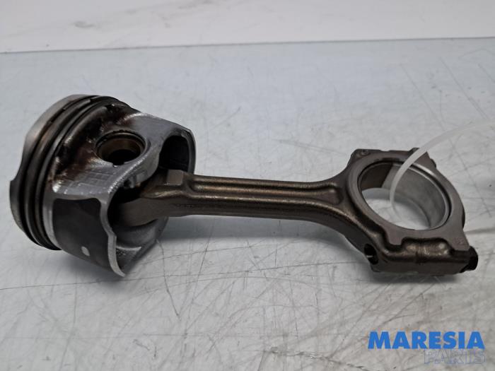 Używane Korbowód Renault Scénic IV (RFAJ) 1.3 TCE 140 16V Cena € 75,00 Procedura marży oferowane przez Maresia Parts
