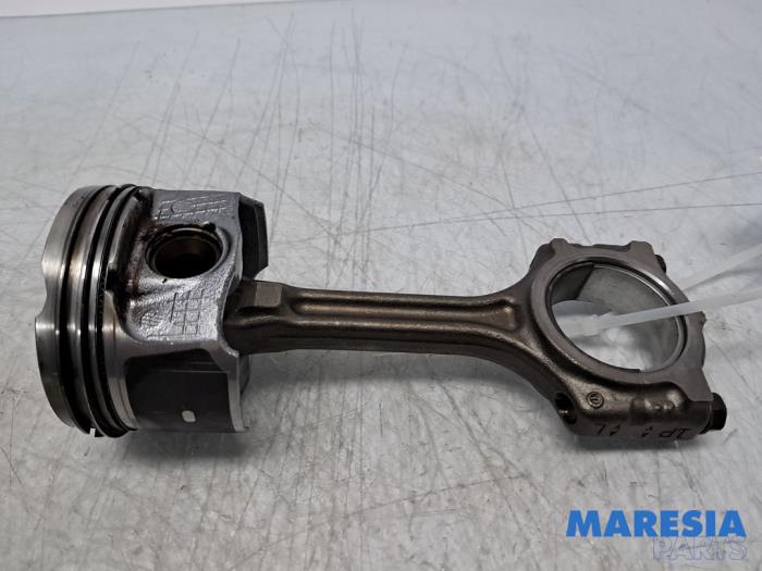 Używane Korbowód Renault Scénic IV (RFAJ) 1.3 TCE 140 16V Cena € 75,00 Procedura marży oferowane przez Maresia Parts