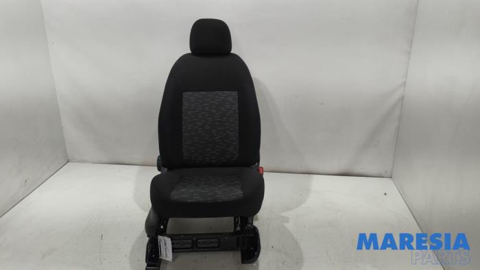 Używane Fotel prawy Opel Combo 1.3 CDTI 16V Cena € 151,24 Z VAT oferowane przez Maresia Parts