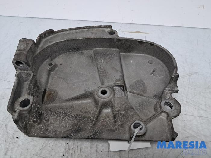 Usagé Couvercle de distribution Renault Scénic III (JZ) 1.6 16V Prix € 30,00 Règlement à la marge proposé par Maresia Parts